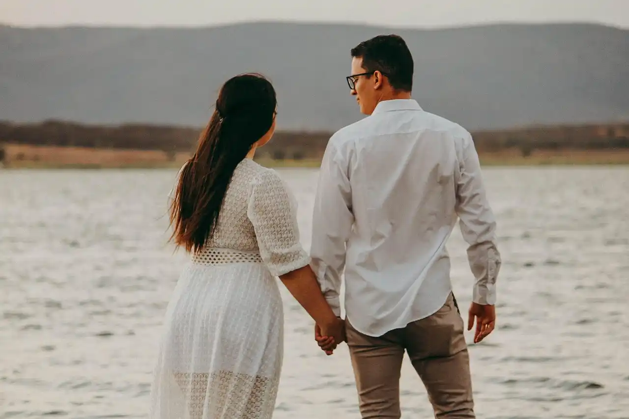 5th wedding anniversary couple at beach